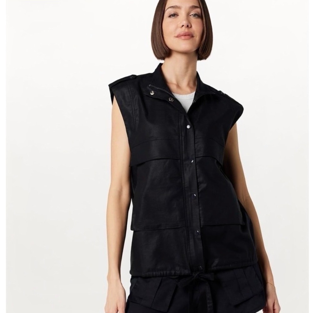 The Drop Utility Vest in Black